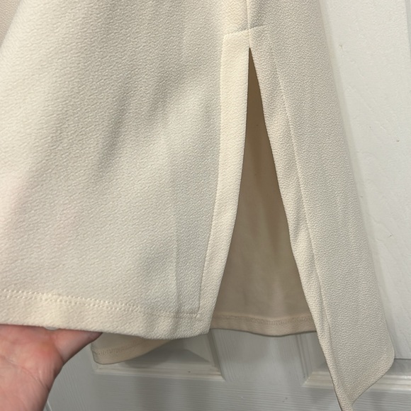 ALFANI cream colored textured split hem tunic. Size Medium. Great condition. - Picture 8 of 8